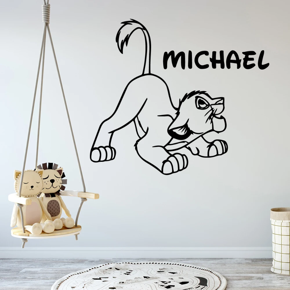 Lion King Sienas Uzlīmes, Custom Nosaukums Simba Decal Gudrs Babys Telpu Dekorēšana Bērniem, Guļamistaba, Personalizētu Karikatūra Dekoru Noņemams