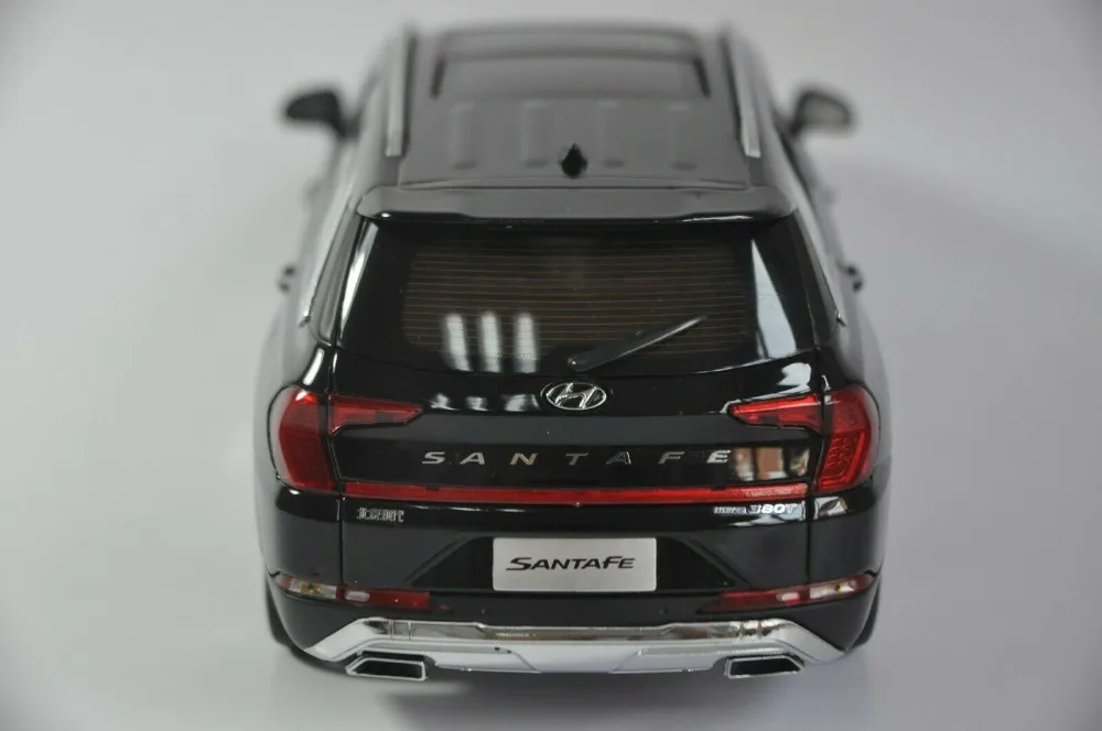 1:18 Lējumiem Modelis Hyundai SantaFe 2019 Black 4th Generation Lielu SUV Sakausējuma Rotaļu Auto Miniatūras Kolekcija Dāvanas