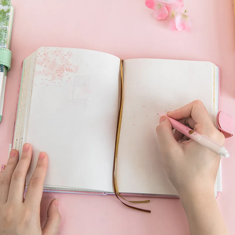 Radošā darba kārtības romantika cherry blossom grāmatiņa ilustrācija režģis ar roku apgleznotus skolas dienasgrāmata, biroja piederumi failus