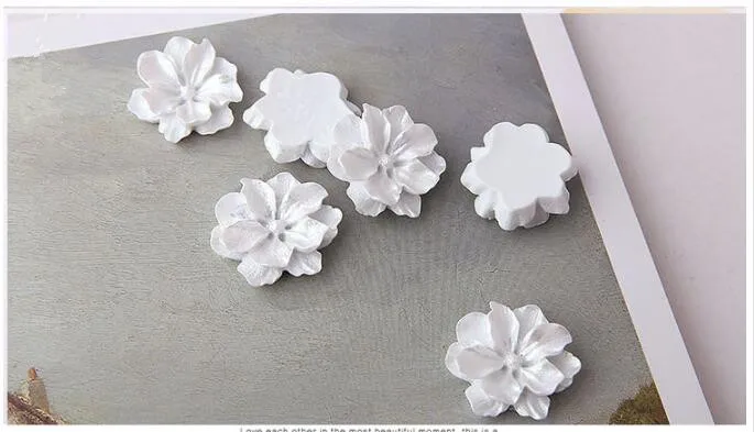 Jaunu 30pcs/daudz Imitācija Pērļu baltā Karikatūra Ziedu ziedlapiņas formas sveķu flatback krelles diy rotaslietas auskari/apģērba piederums