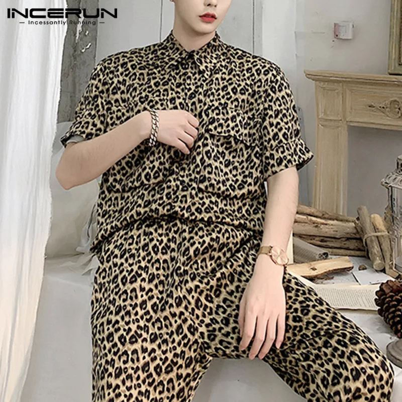 INCERUN Modes Leopards Drukāt Vīriešiem Komplekti Īsām Piedurknēm Streetwear Ir 2021. Krekli Ikdienas Bikses Puse Šiks Kabatas Vīriešu Uzvalku 2 gab. Komplekts