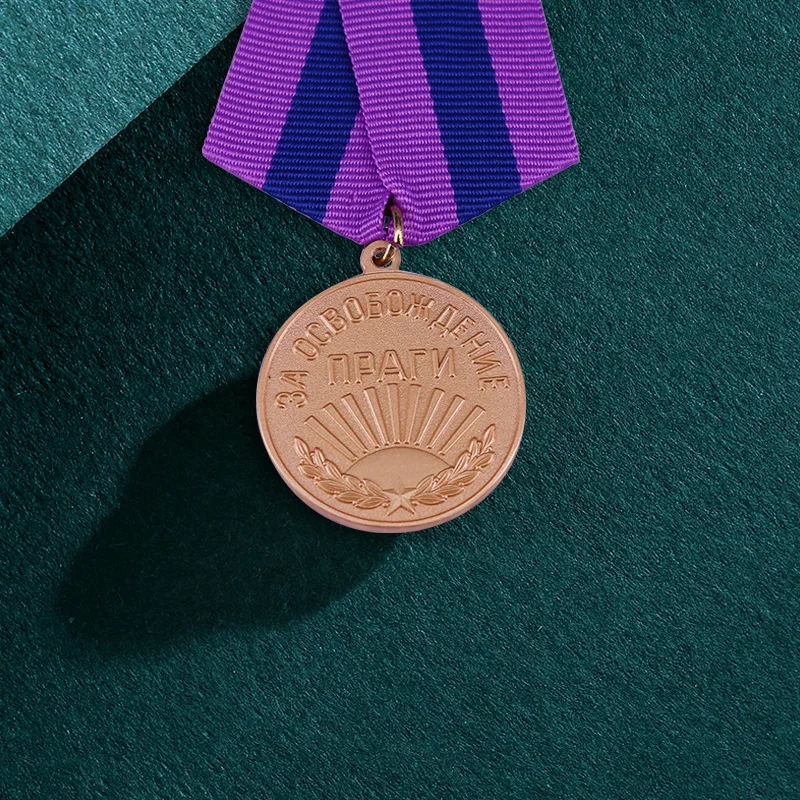Padomju Savienības Medaļa Par Atbrīvošanu no Prāgas ar violetu austas lentes Rotaslietas